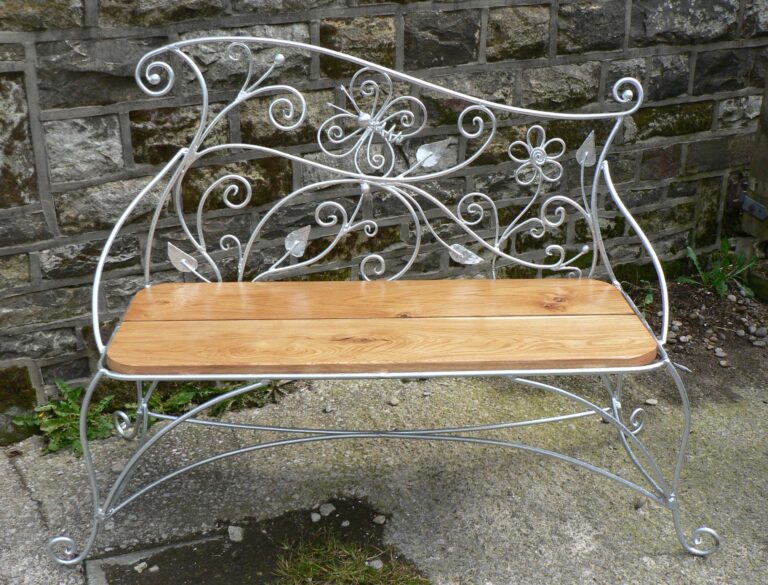 1739801098 Maxine Hunt brochure cZN2V 768x585